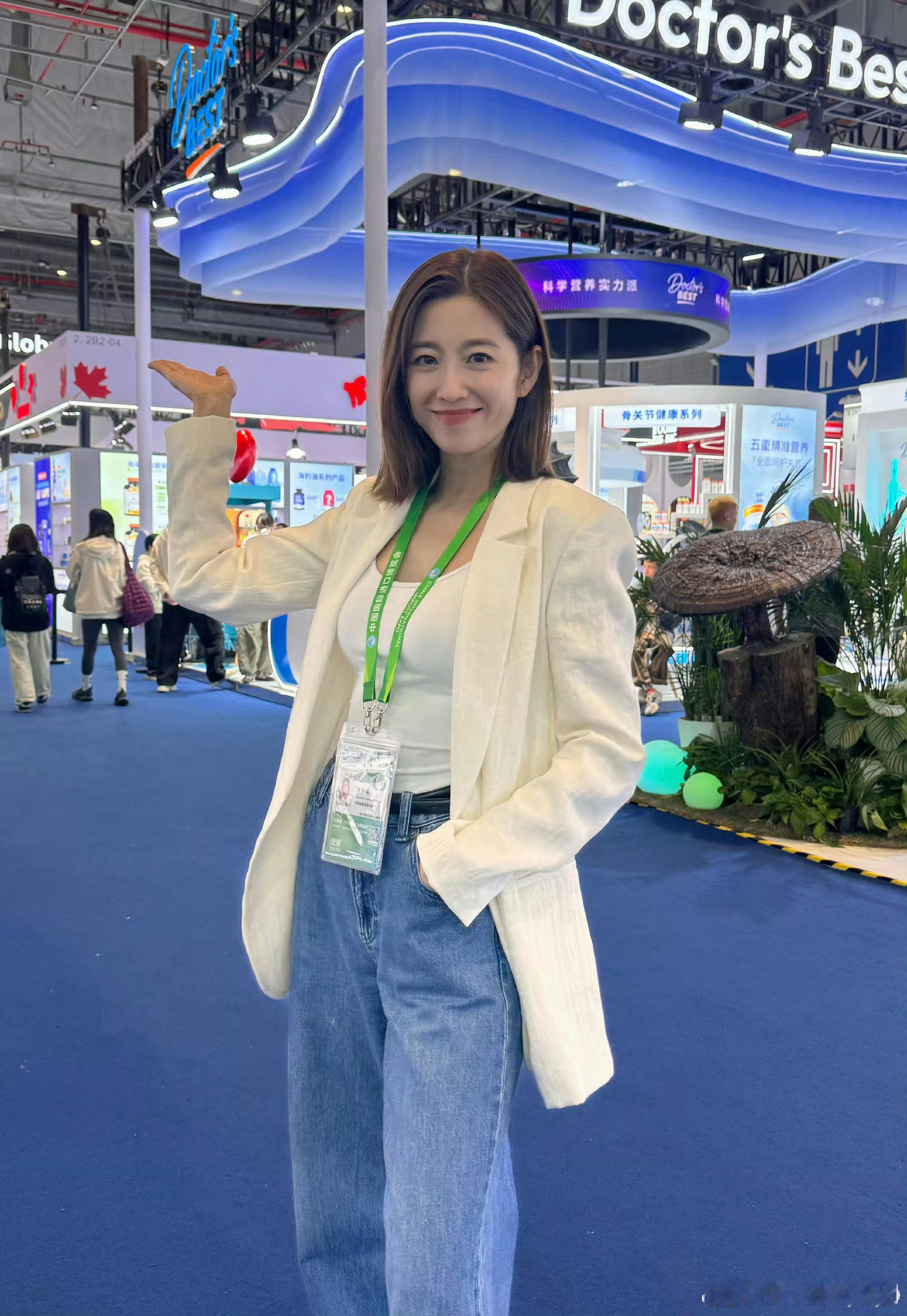 TVB陈自瑶上海打卡奶皮子糖葫芦奶皮子糖葫芦又圈粉明星！TVB陈自瑶专程打卡上海