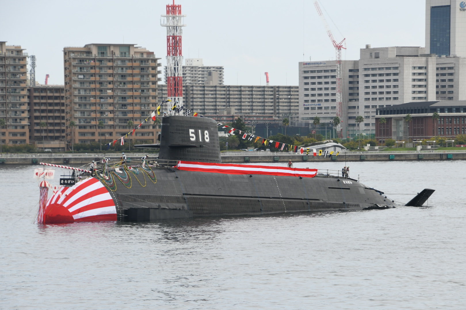 🔻日本第六艘大鲸级常规动力潜艇“蓝鲸”号下水，预计2027年服役。🔻日本海自