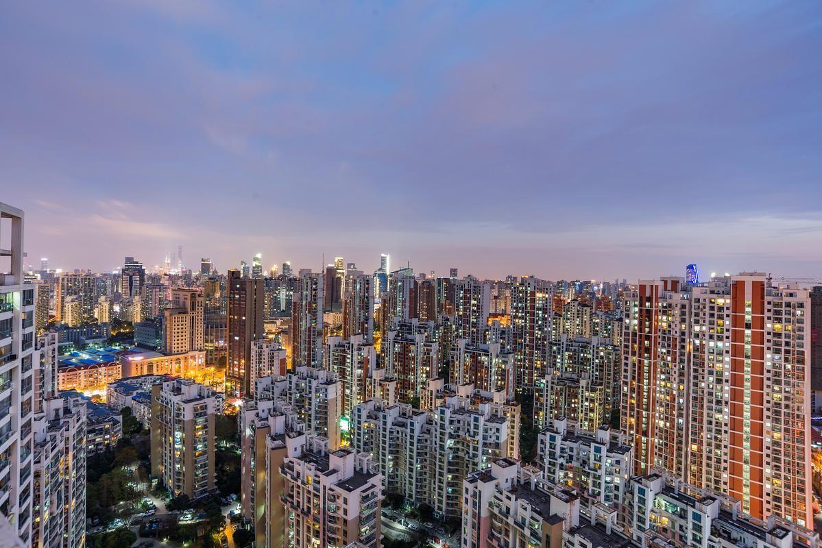 上海甩出了一套精准的楼市组合拳对普通人来说，这波政策更像是一个信号灯：该换房的