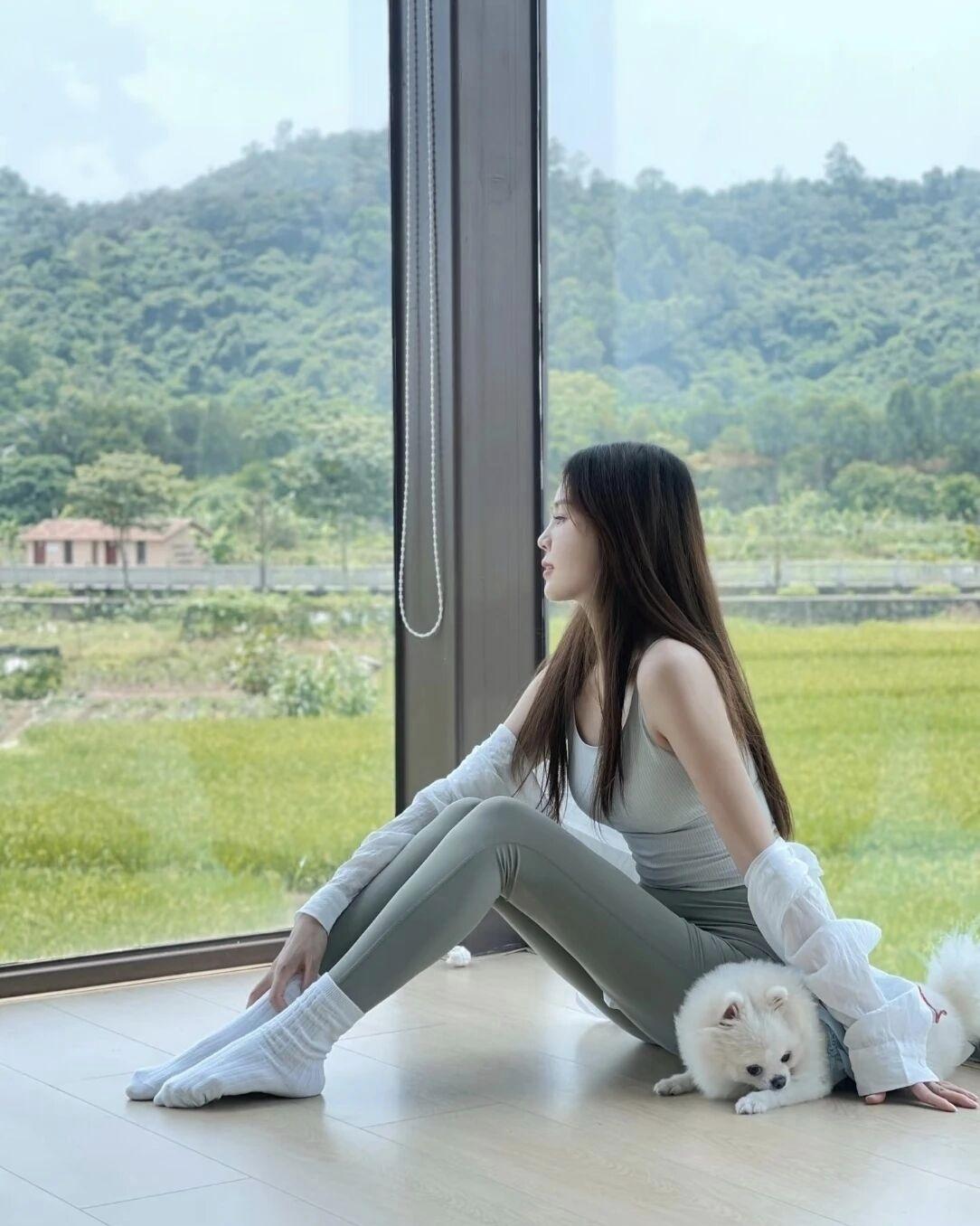 阳光洒进来的午后，享受宁静时光。🌞🐾