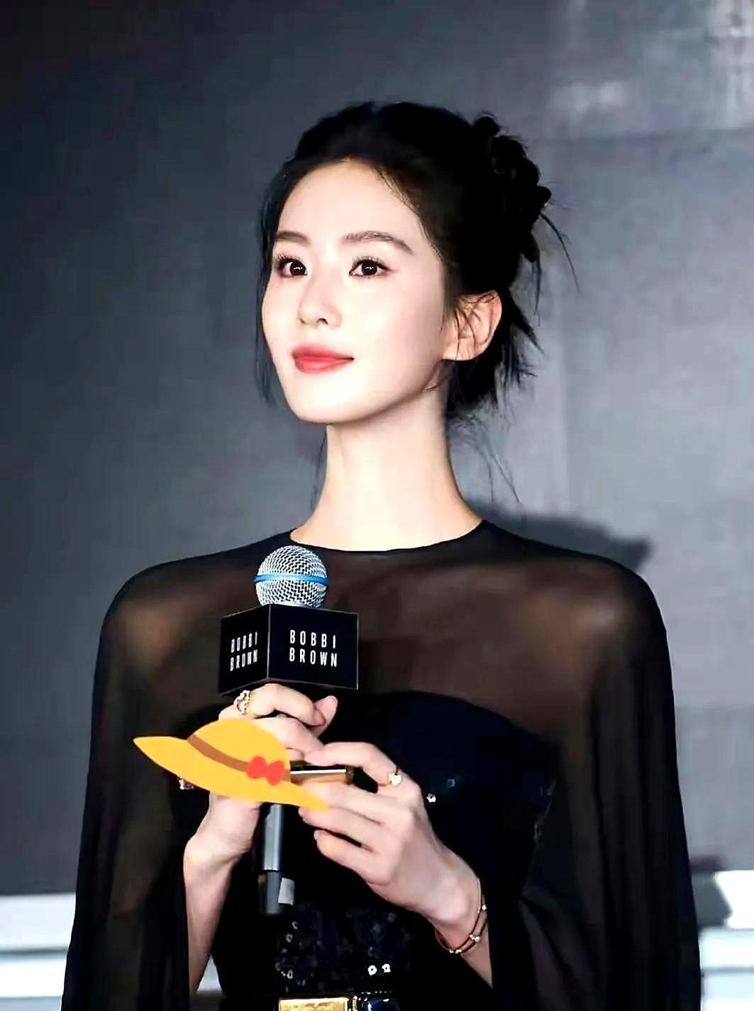 刘诗诗穿条黑裙子，全网炸了。不是因为贵，是因为她真把一条裙子当演出在演。七层
