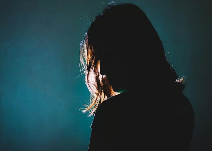 印度又在全世界面前丢脸，美国女游客被下药强奸，印政界直呼：可耻。就在4月