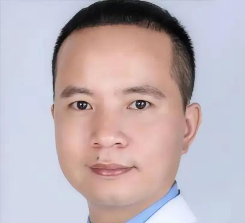 “这个医生火了！”浙江瑞安，患者做手术，心里不放心，硬塞给孙余挺医生一个红包。医