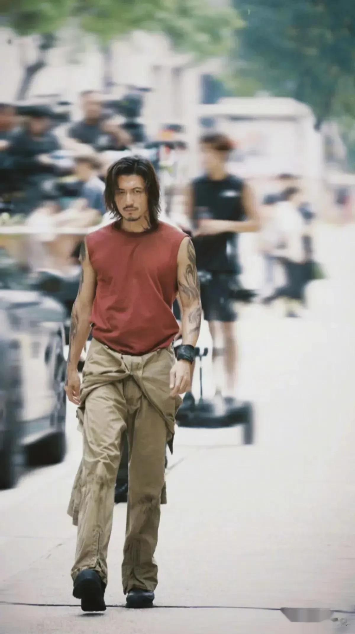 谢霆锋遇到会拍照的人，直接变成了一米八