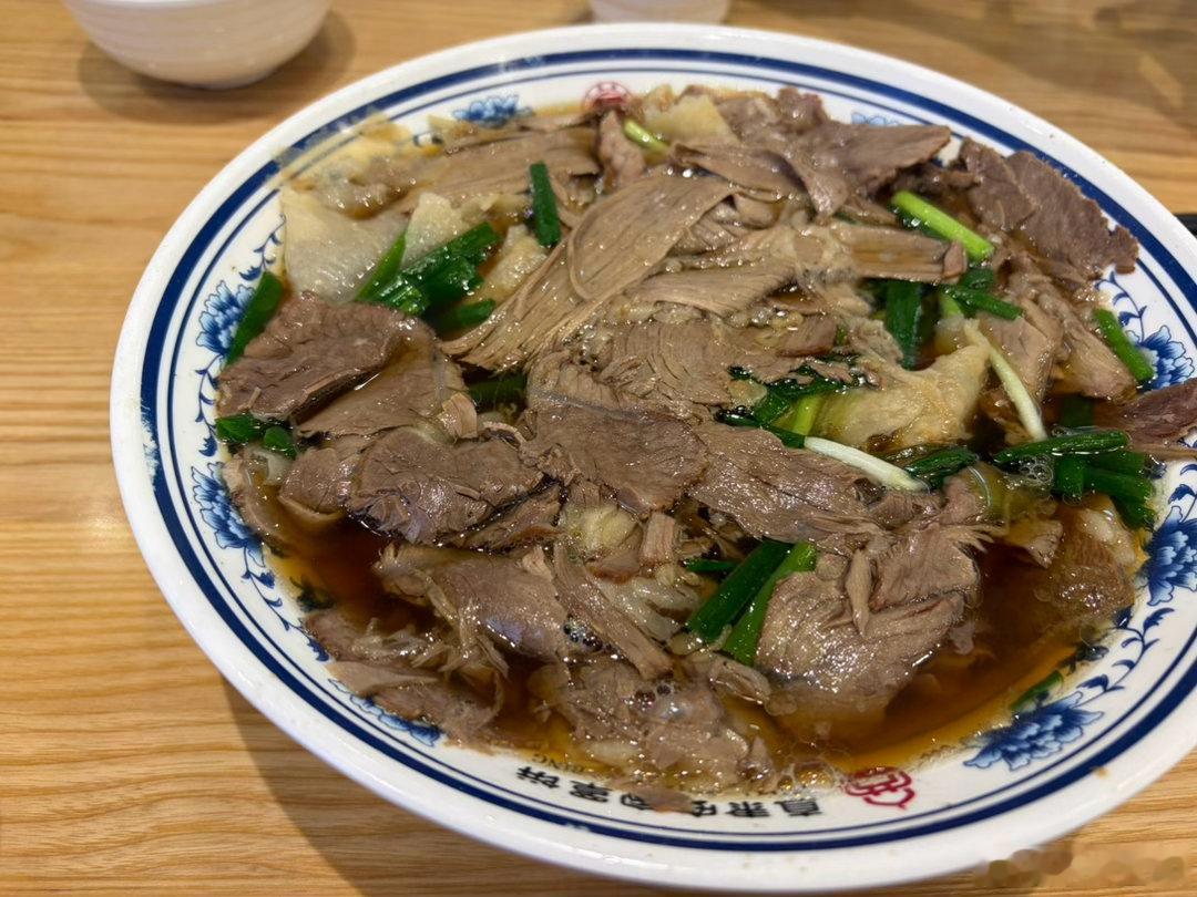 这回终于吃上安家牛肉罩饼啦。你们敢相信三罩三(三两牛肉三两饼)这一份才36块钱？