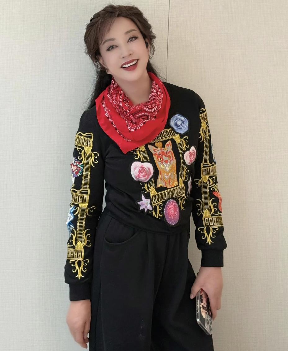 刘晓庆是真精神啊！都70多了，看起来怎么跟四五十一样？穿的这身衣裳也比普通老太太