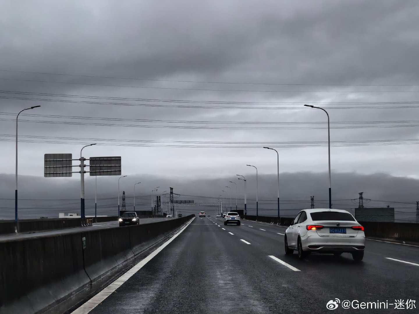 比亚迪系的自动大灯是我一直想吐槽的在下雨的白天基本没有自动开启的可能路上遇到的大唐和Z9GT也都一样