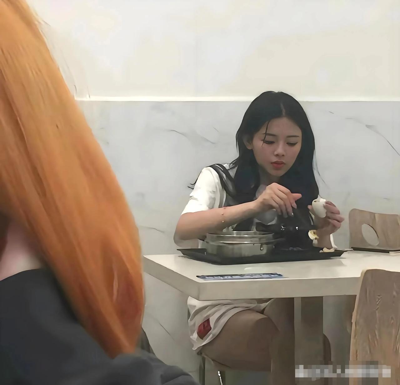 大家请上眼，据说这是杨超越在工厂打工时的照片。众所周知，混迹娱乐圈，没有人脉