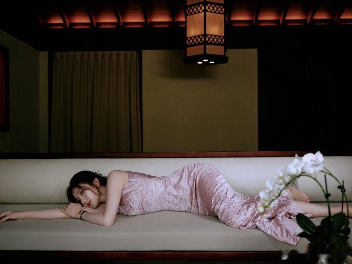 李兰迪美得好大气白色的裙子真的是我心目中的公主殿下，李兰迪美得好大气，淡淡的笑