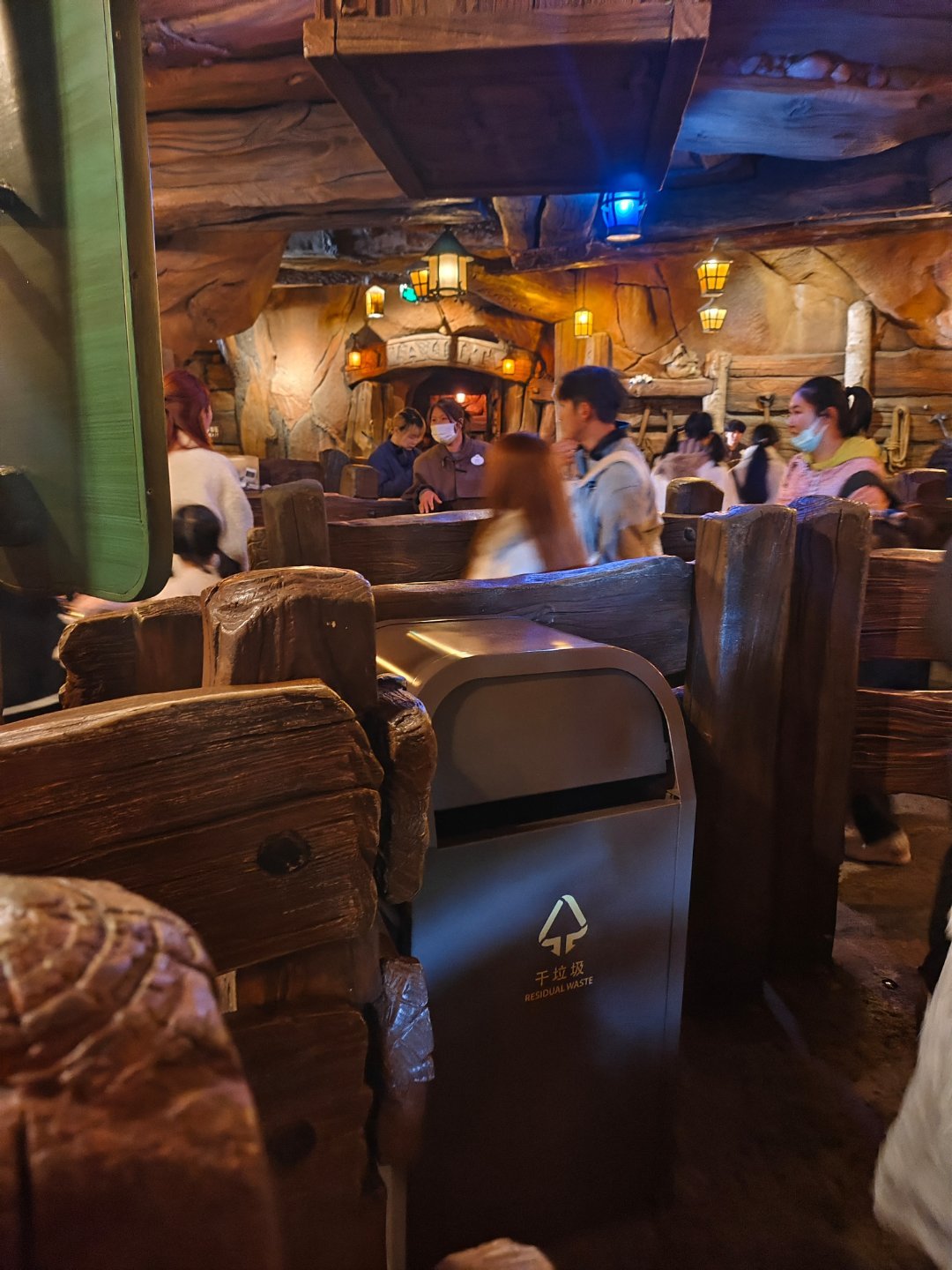 迪士尼好玩是好玩，就是排队太久了。排队70分钟了，还没玩上，脚都走痛了上海·上