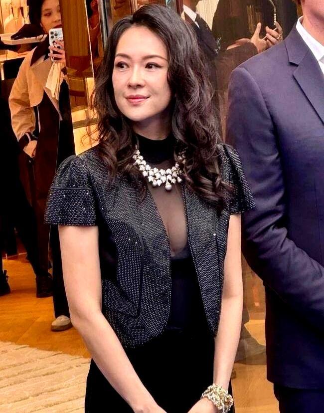 46岁章子怡，离婚3年胖10斤胖得理直气壮。红毯镜头扫过，她锁骨不见，脸盘