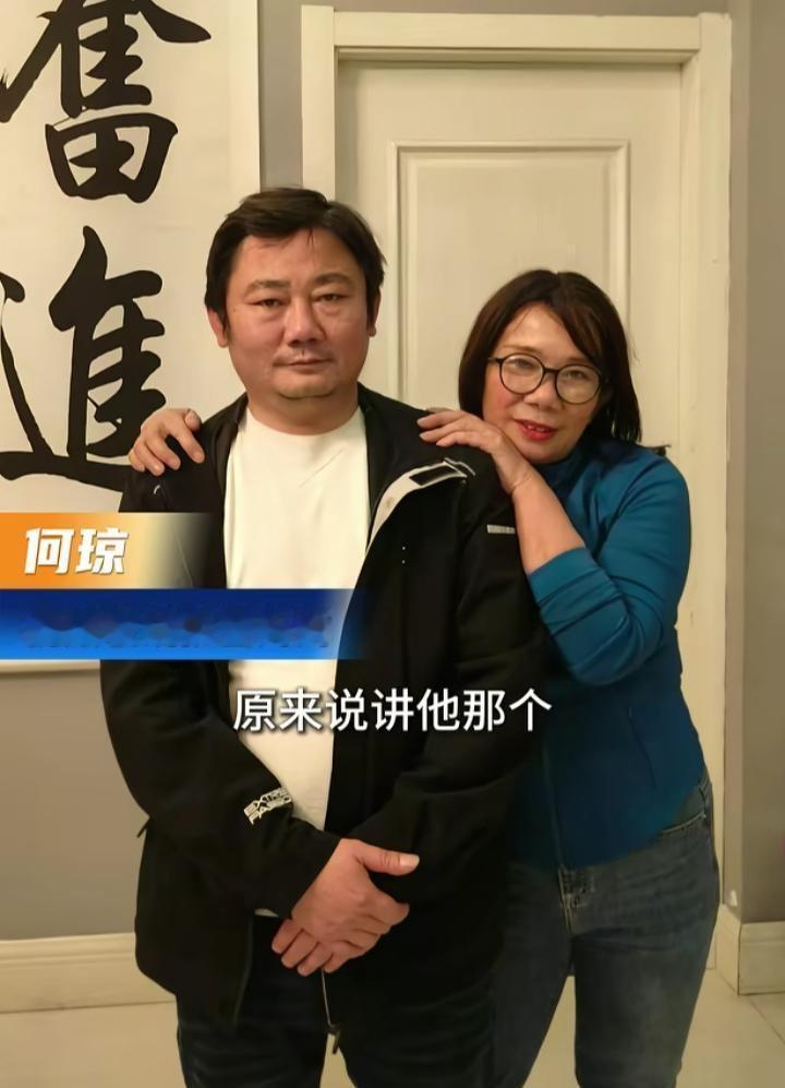 张雪现在混出来了，可他跟亲妈何琼的合影少得可怜，公开场合几乎不提她。这事儿搁谁