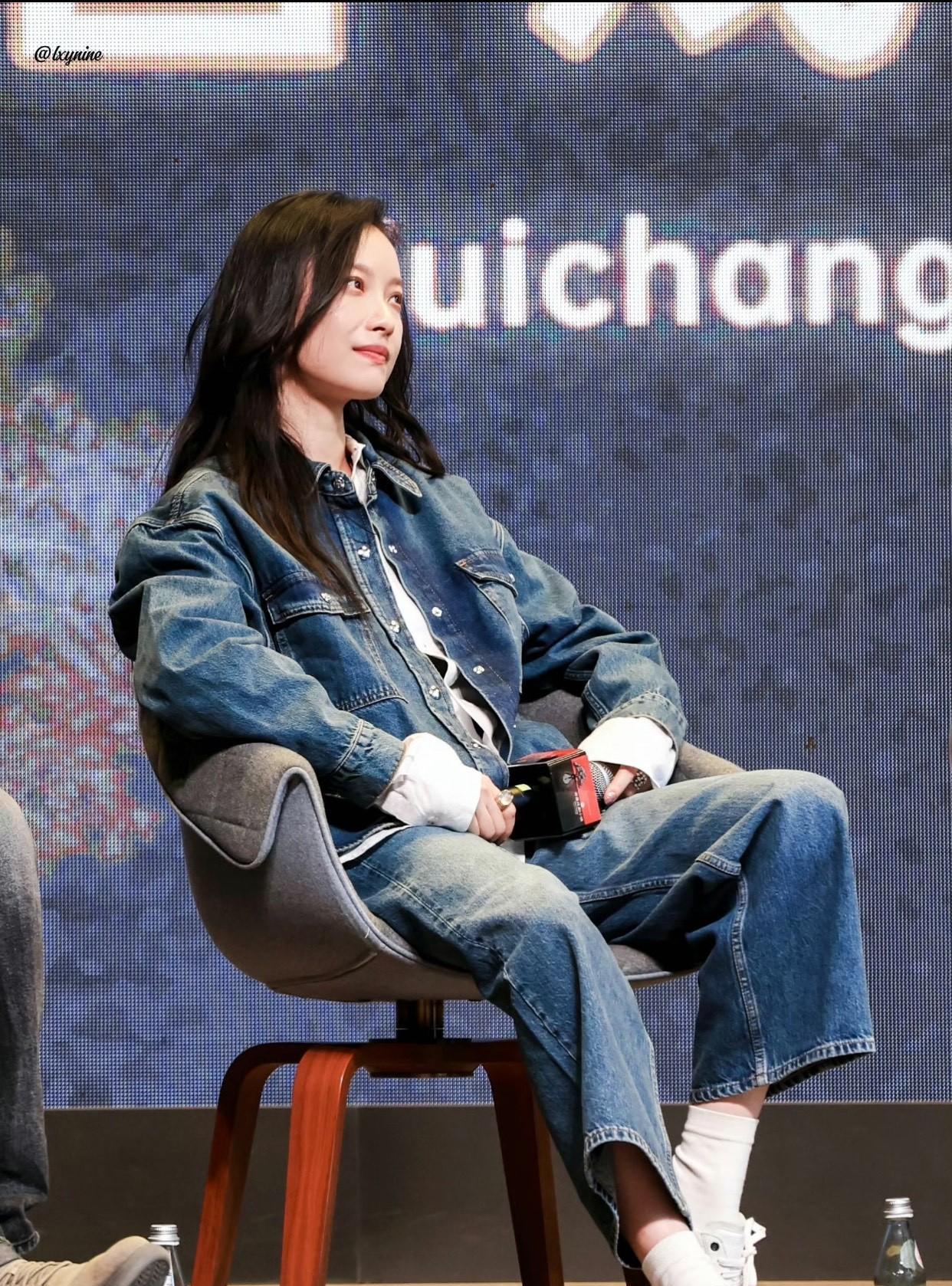 牛仔搭配白色衬衣、白色球鞋袜子。衬衣里面是灰色T恤。休闲随意青春美丽