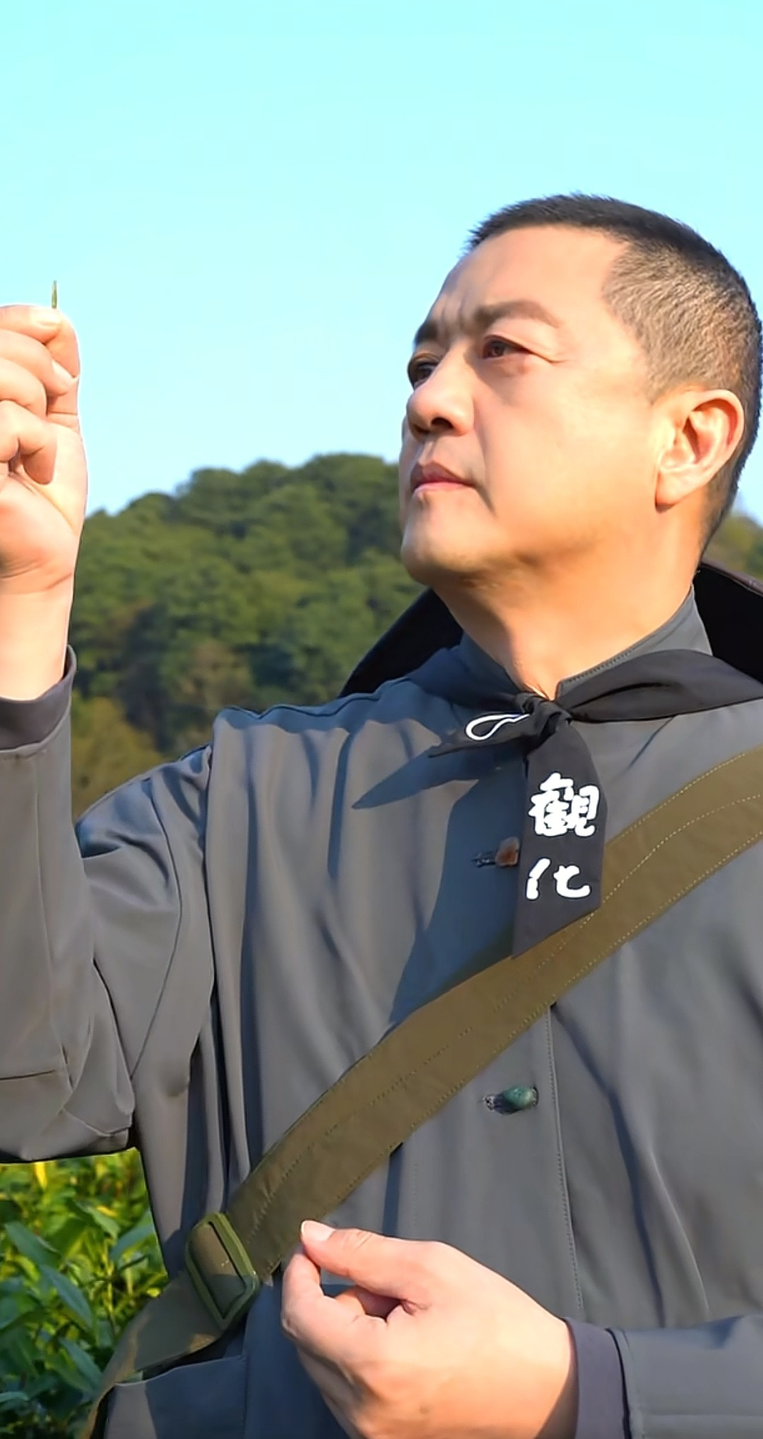 李亚鹏之前搞房地产欠了一屁股债，这几年搞直播卖茶好像也没赚几个钱，五月份老婆孩子