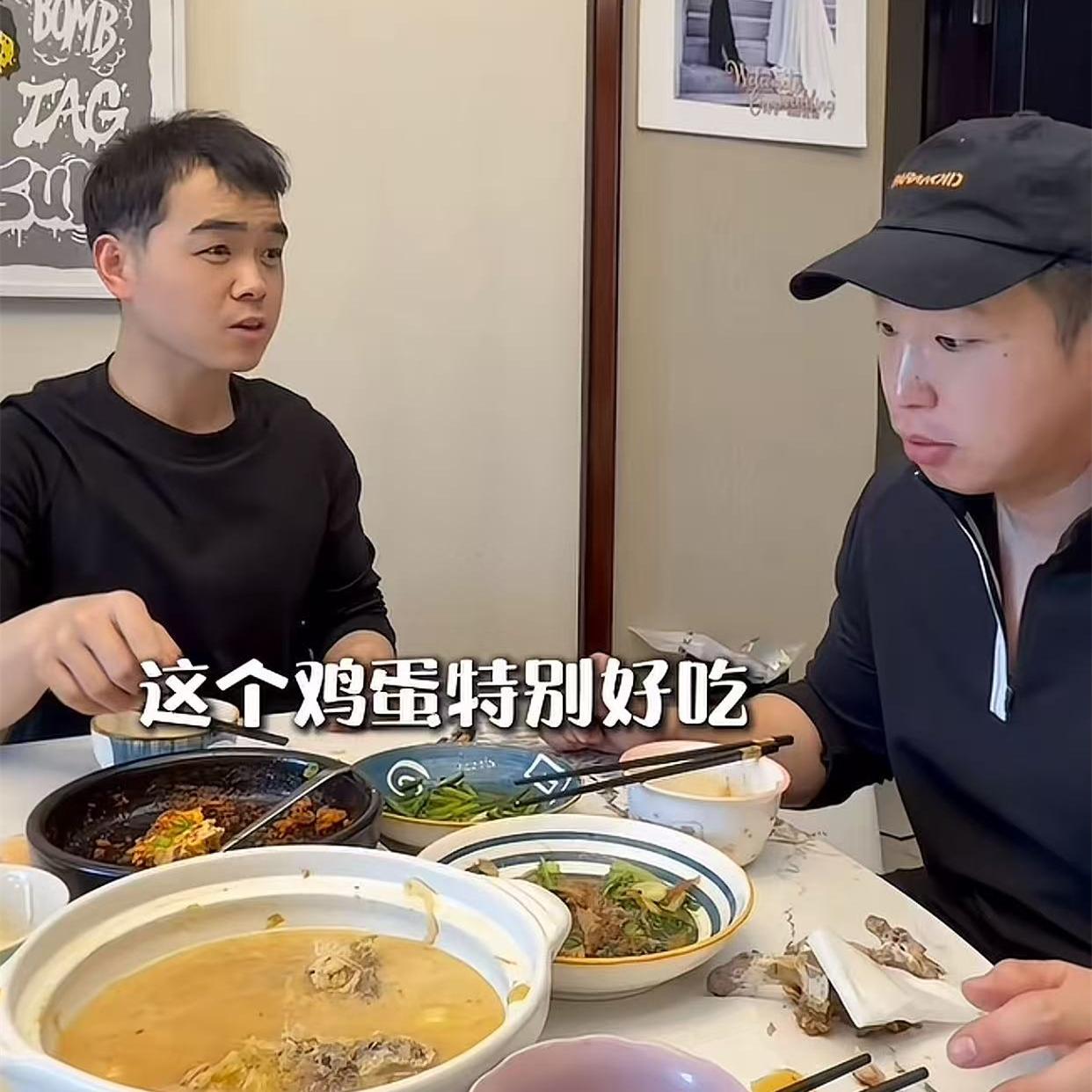 烧饼用家常菜款待尚筱菊，炒鸡蛋好吃到飞，叔侄俩太会玩了！德云社烧饼在家请客，用普