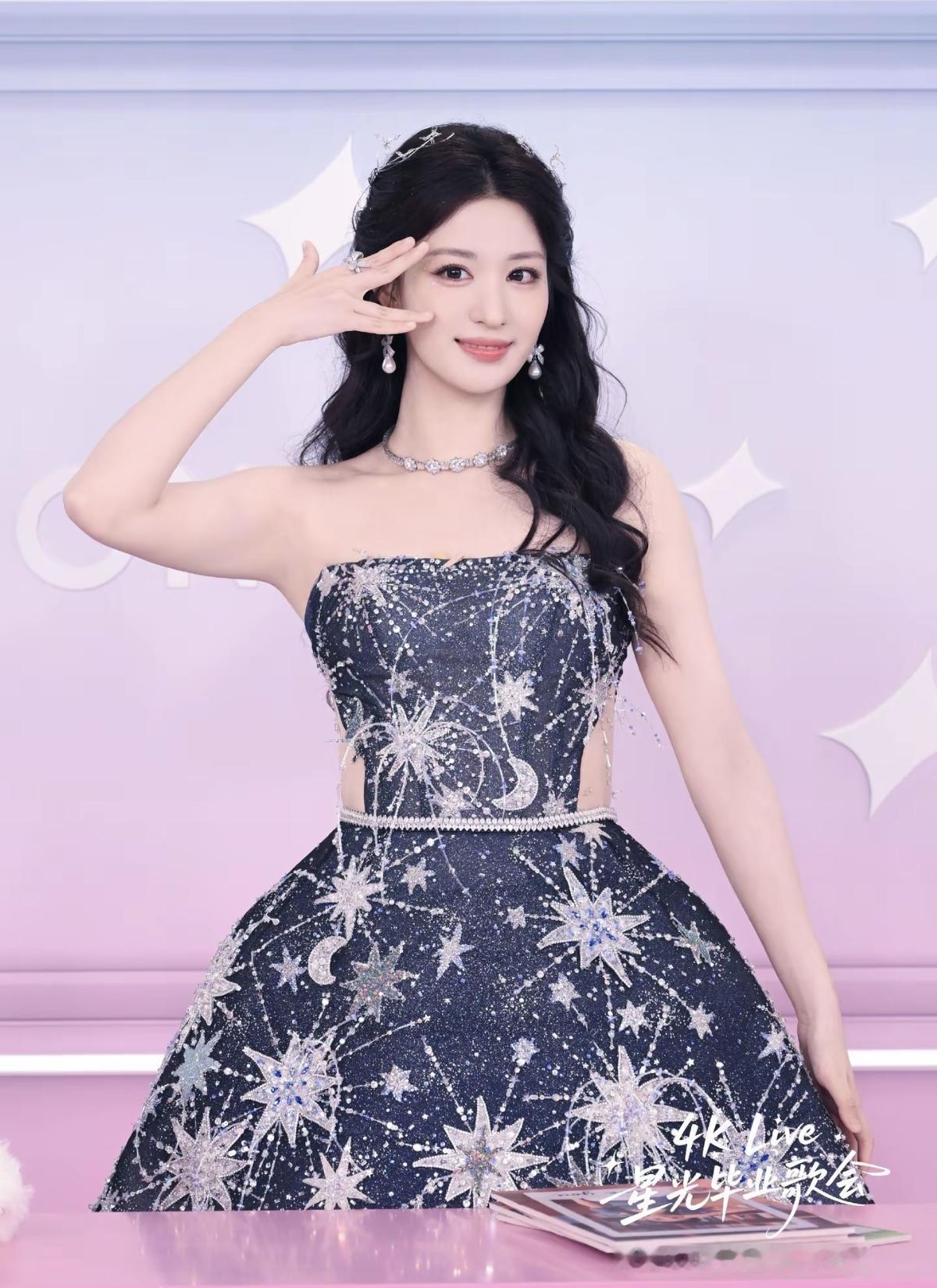 王楚然的颜值和这条星空裙的适配度100%，温柔又闪耀，像从童话里走出来的公主[比