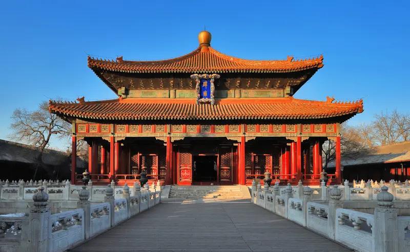 他不是爱纯元，是爱“纯元脸”。画师改眉、降颧骨，新宠的脸往死人脸上贴——这哪是