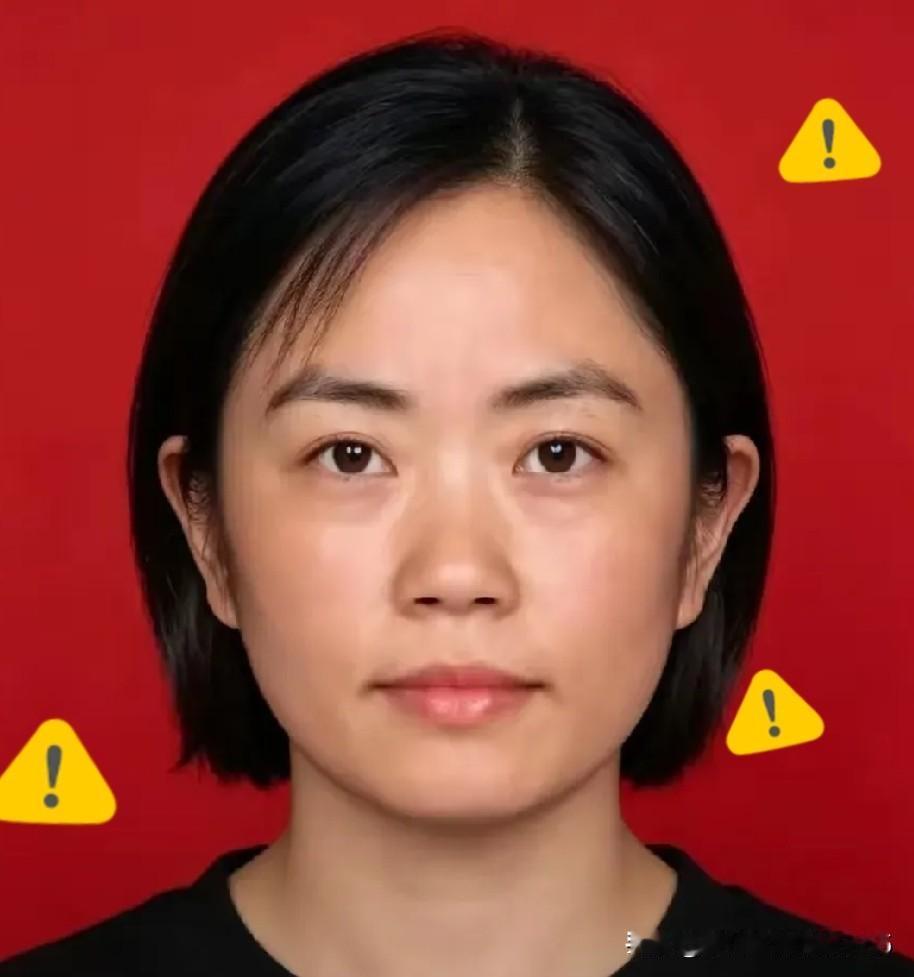 她，是一名退役女军人，也是扎根大凉山村小的教师——谢彬蓉。1993年大学毕业