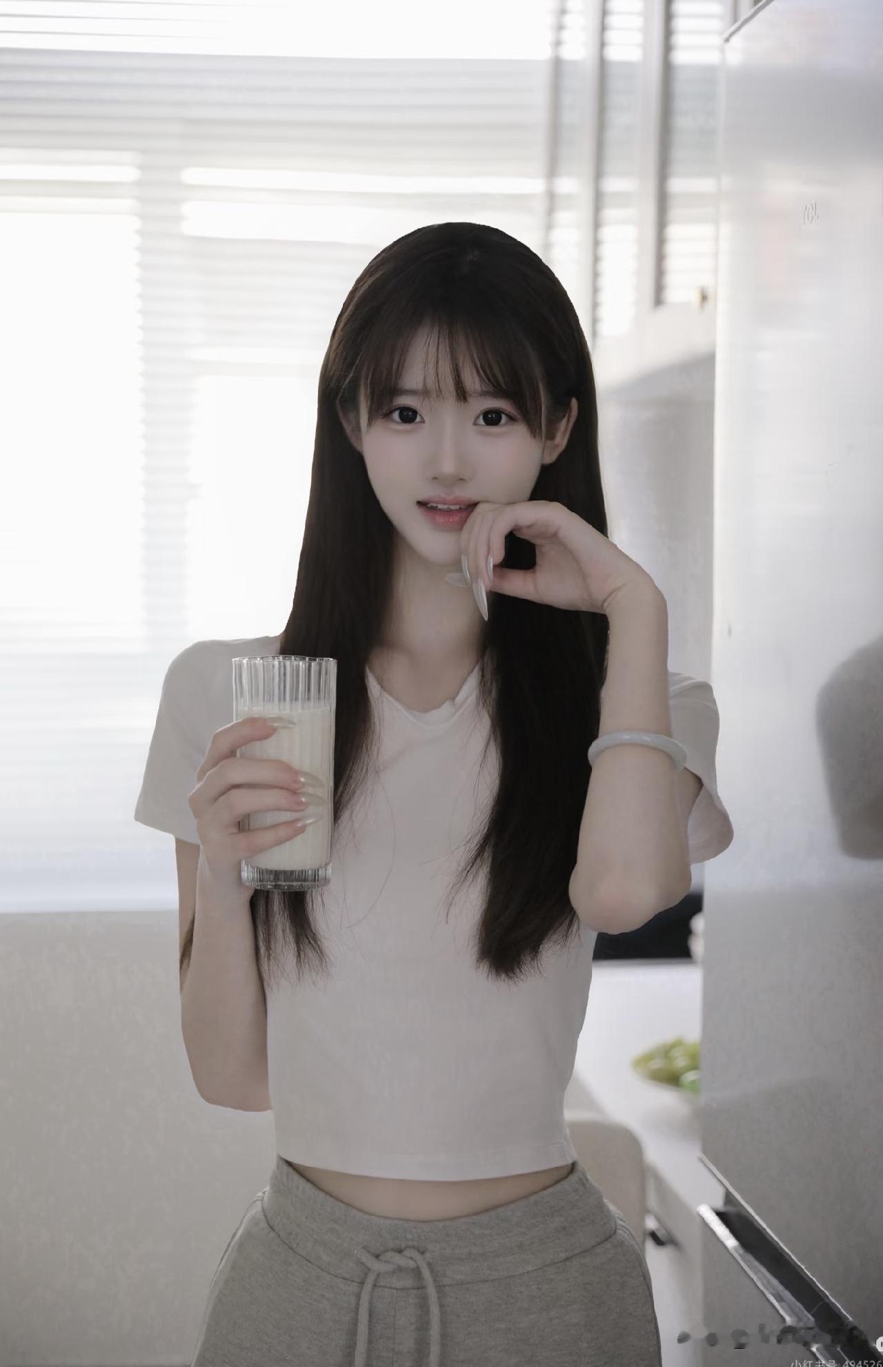 美女玉杯轻握，清茶入喉。