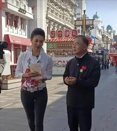 47岁李梓萌街头采访被偶遇！