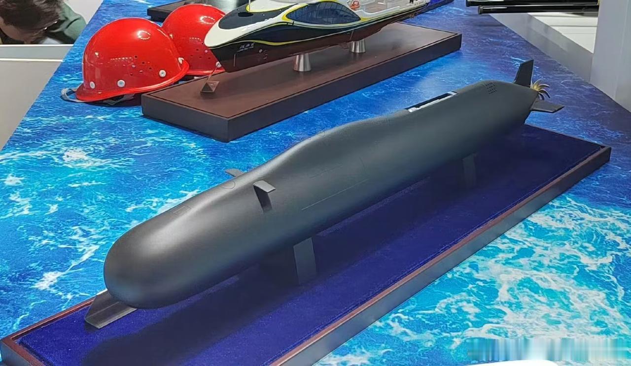 这是在2024年珠海航展上展出的无人作战潜艇，采用超级流线型的指挥塔，和最近网上