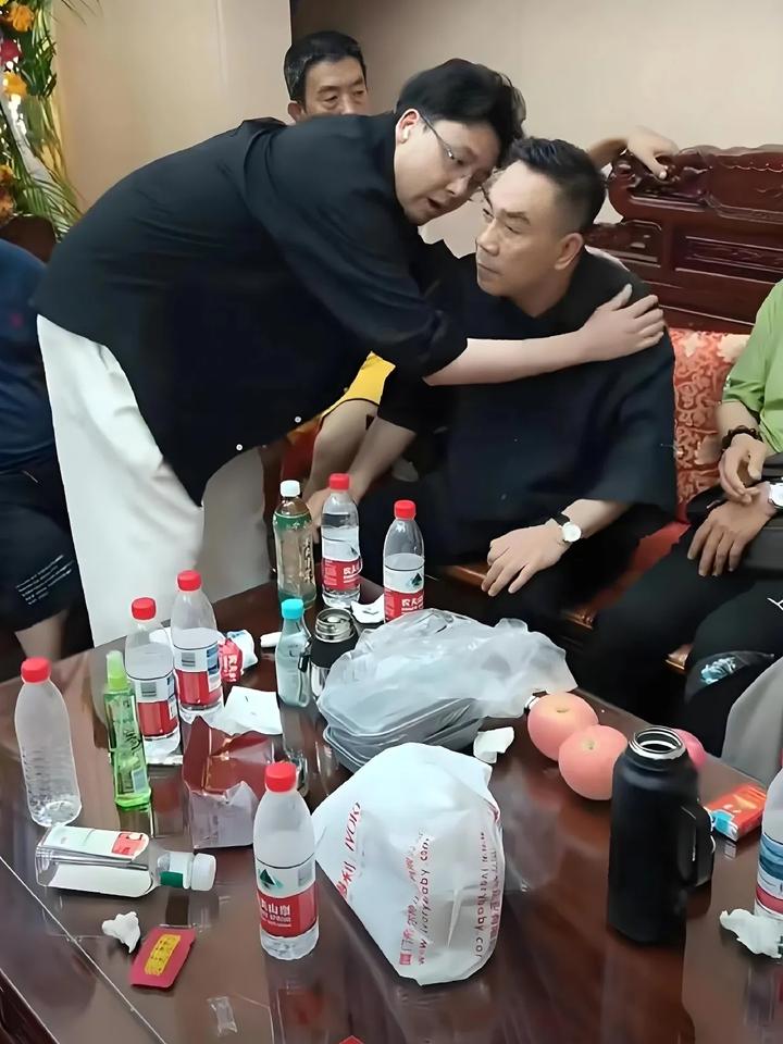 杨进明不计前嫌吊唁杨少华，“窍神”钱诚一身是胆现身丧礼！昨日，曾与杨议因名额问