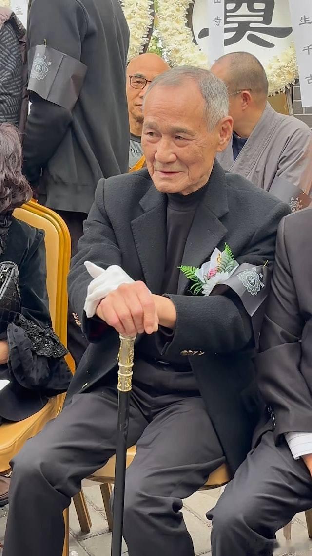 周星驰送梁小龙花牌据港媒，26日，梁小龙出殡仪式在深圳举行，周星驰送上花牌，并