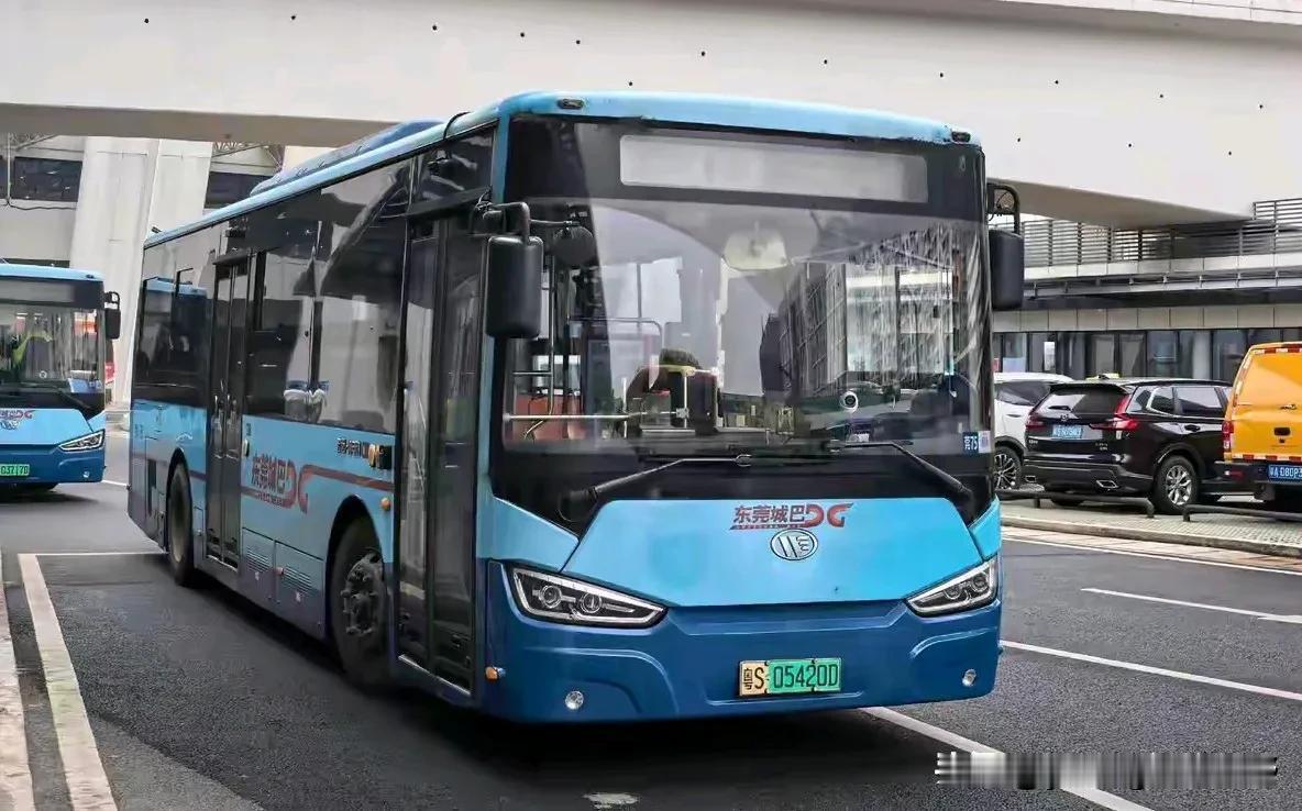 停泊在广州新塘高铁站的东莞公交——莞75路。这趟来往广州与东莞的城际公交为人们的
