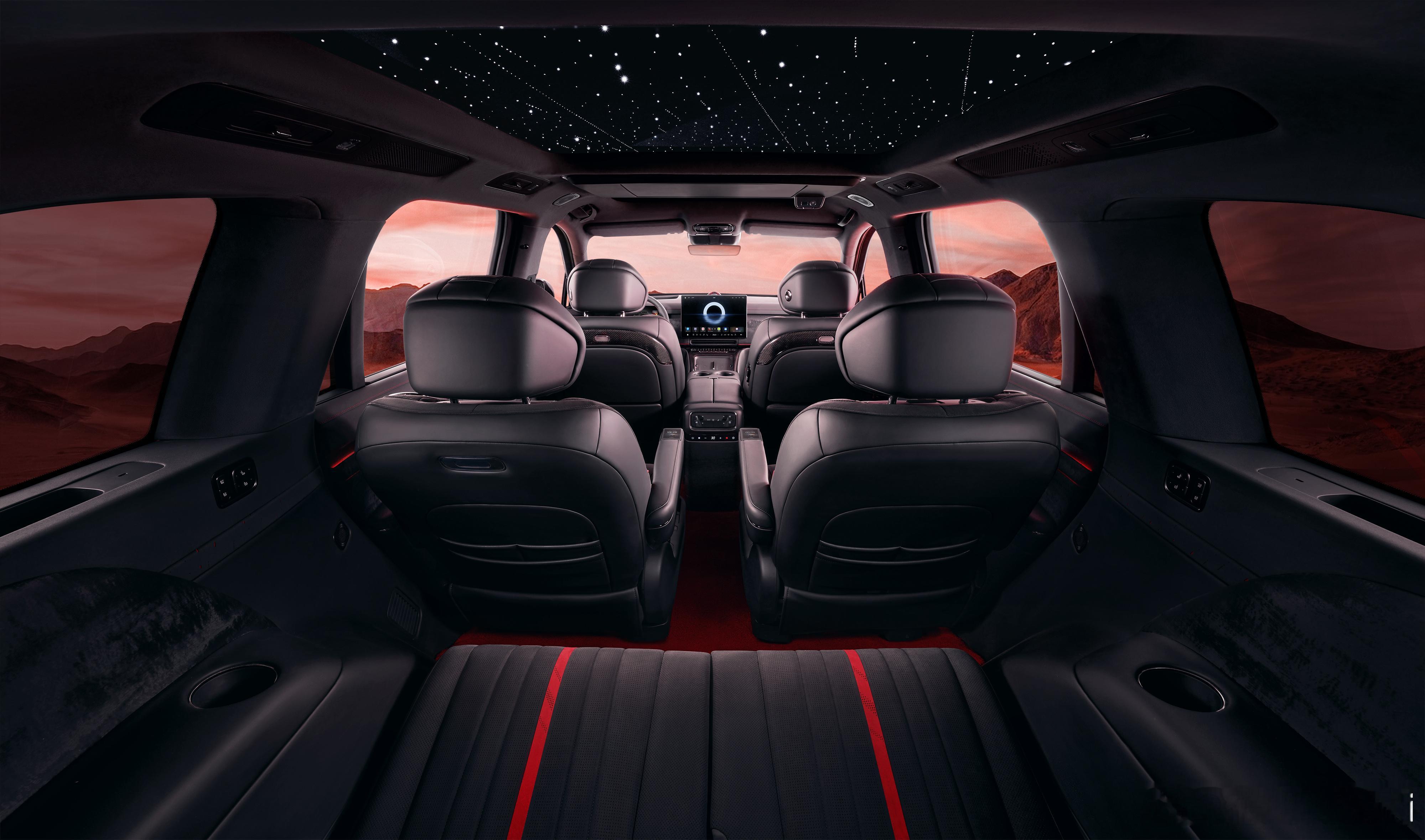 刚才刷到岚图泰山黑武士内饰，星空顶也太夯了看来“黑武士”也有它浪漫的一面今上市，