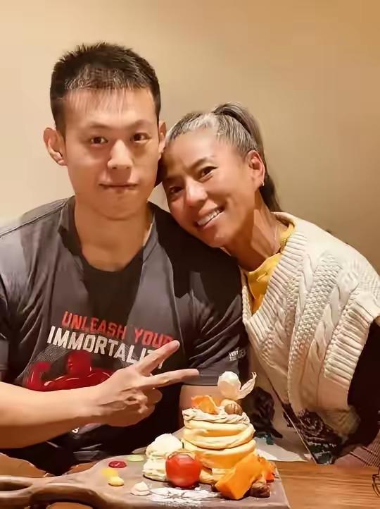 33岁上海独生子，爱上51岁白发阿姨！同居9年不结婚，如今现状曝光。​​33