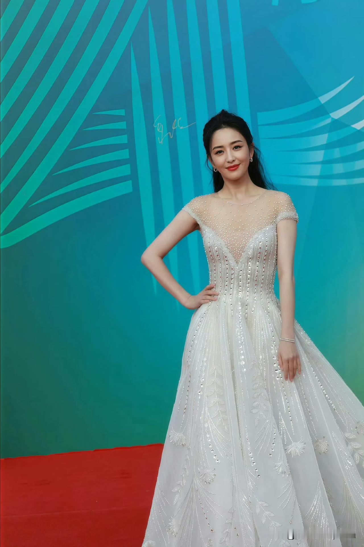 哇，佟丽娅这身白色薄纱裙造型也太绝了吧！[爱心]薄纱材质自带柔光滤镜，走起来