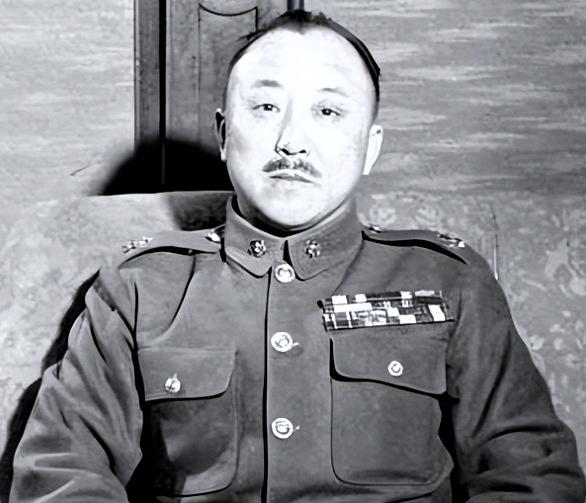 1950年卫立煌在香港九龙街头行走，忽闻有人唤自己名字，他立刻拉住家人，严禁回头