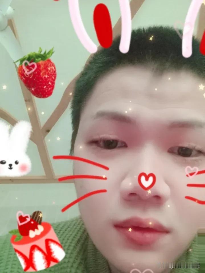 清晨推开窗，雾凇缀满枝头，天地间裹着一层清冽的白。哈一口热气，指尖触到微凉的玻璃