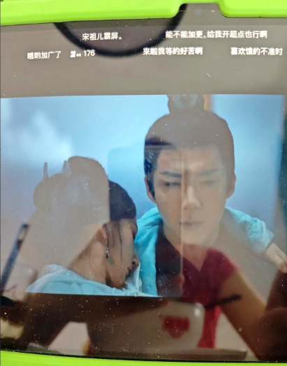 导演真是没头脑！最近在看《折腰》，看到这一点，我真想骂娘。女主烧得脸都通
