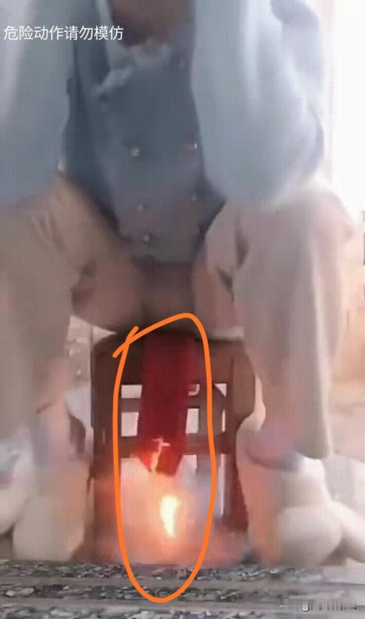 还有这么傻这么玩的人，把鞭炮放在自己的裤裆下点燃，图个什么呢？就是不为自己