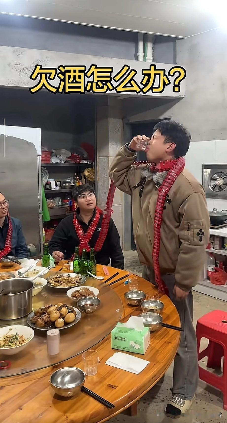 欠酒怎么办？这操作直接把我看傻了福建网友说的对，喝多了真的点着了怎么办？广