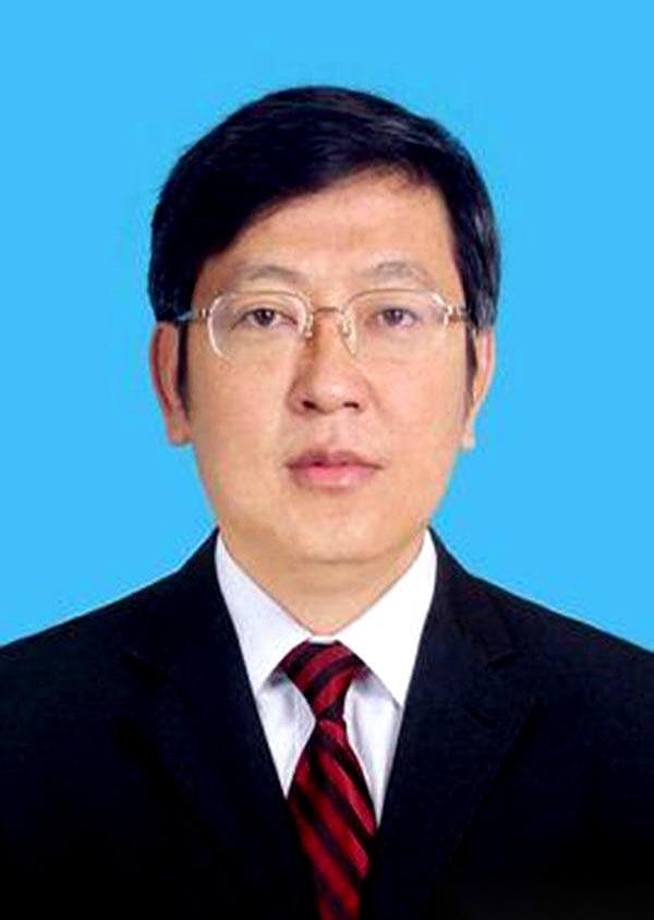 你敢信吗？一个当了5年重点中学校长，又干了4年全市教育局局长的人，最后栽了。就