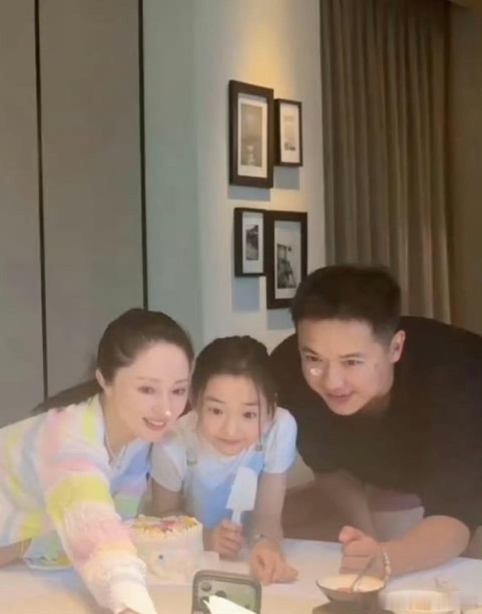 董璇与前夫为小酒窝庆生董璇与高云翔在女儿小酒窝十岁生日时同框陪伴，分场次庆贺的相