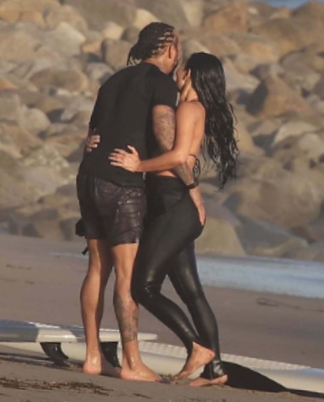 汉密尔顿：“老汉的快乐你想象不到～”近日汉密尔顿和卡戴珊在马布里海滩游玩，肢体互