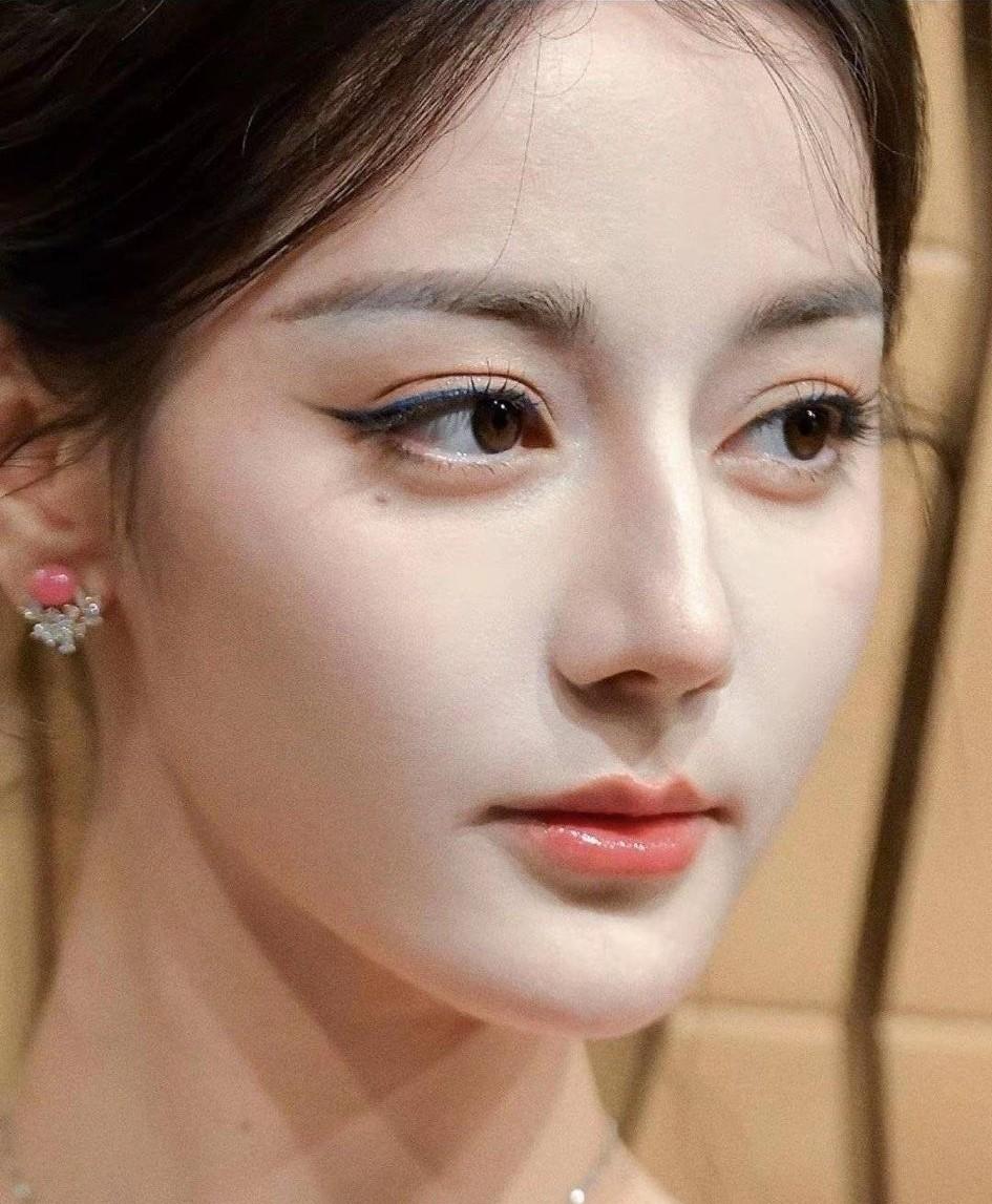 浅谈一下迪丽热巴滞留国外的看法看了一下她的整个团队航班信息，有三个猜测第一个