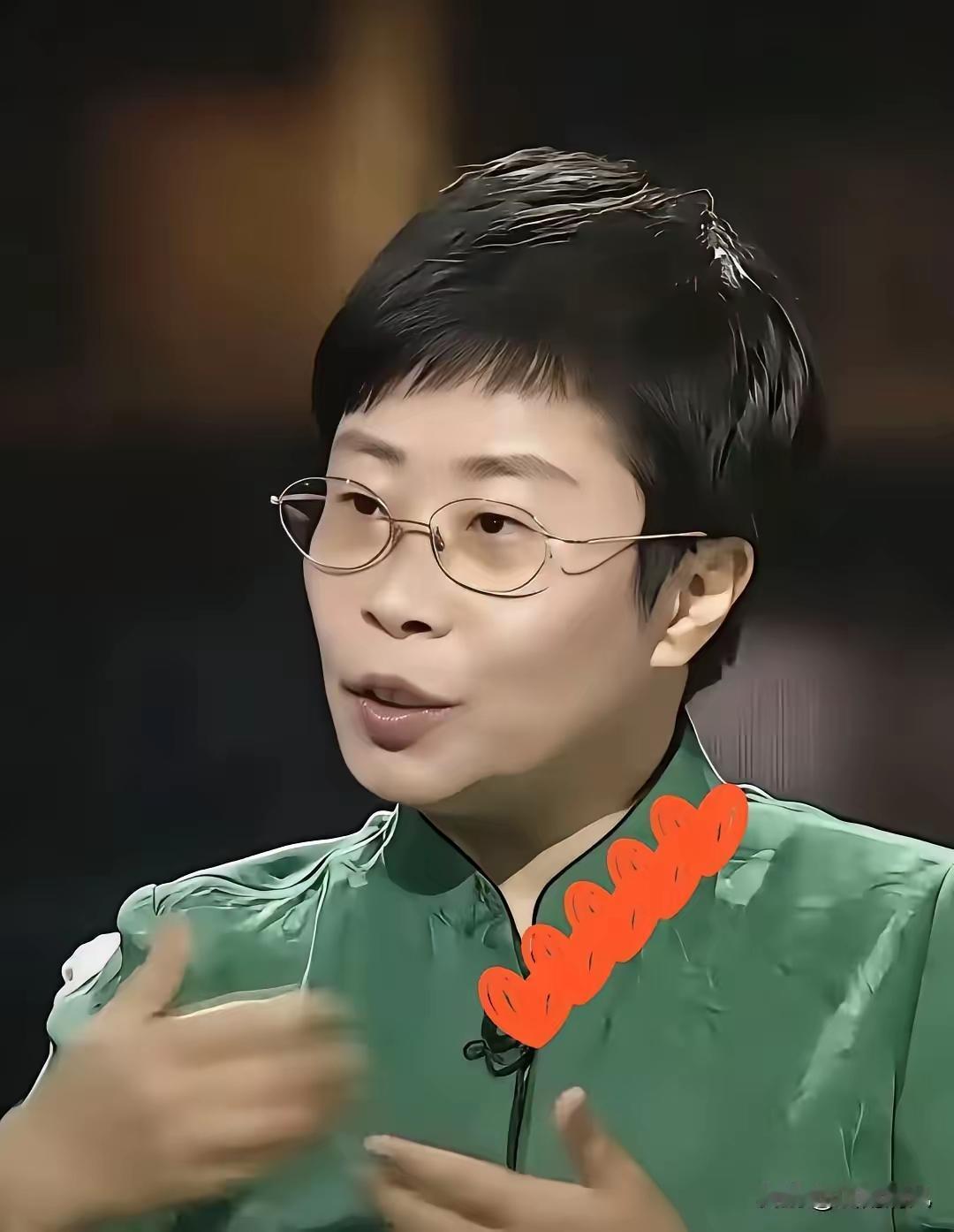 北大那个蒙曼老师近几日火了，不是因为讲历史，而是因为她的婚恋观。有人问她为啥