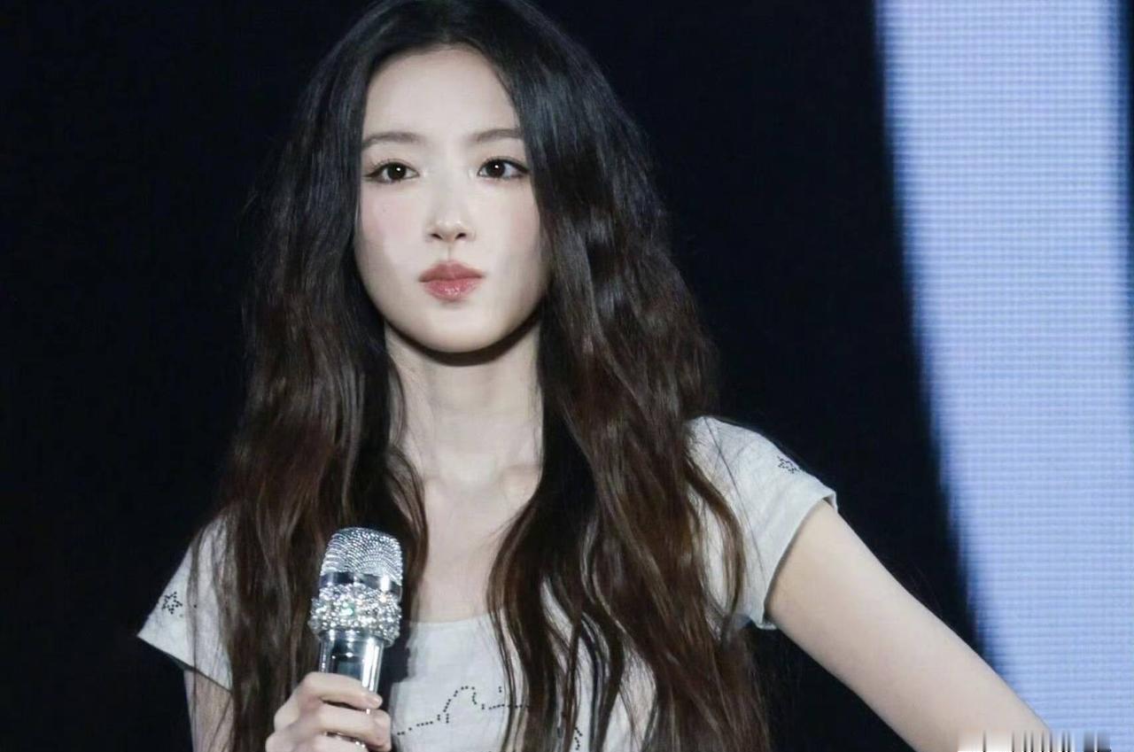 别再说她胖了。她瘦到礼服腰带要用长尾夹固定，体重只剩78斤。曾经婴儿肥的脸被