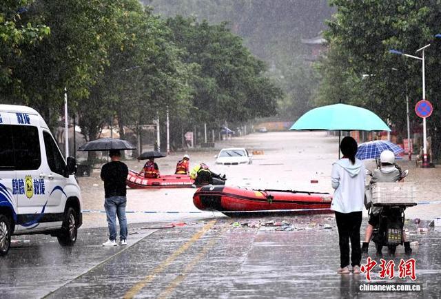 台风“沙德尔”致福州闽侯内涝 直击排涝抢险现场