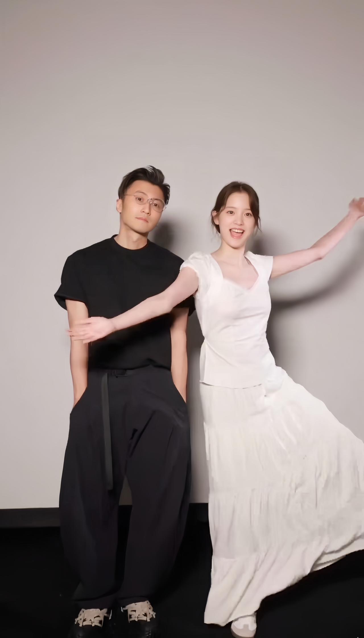 近日，谢霆锋与欧阳娜娜合影，好有父女的即视感啊。谢霆锋太帅了，合影的时候，欧