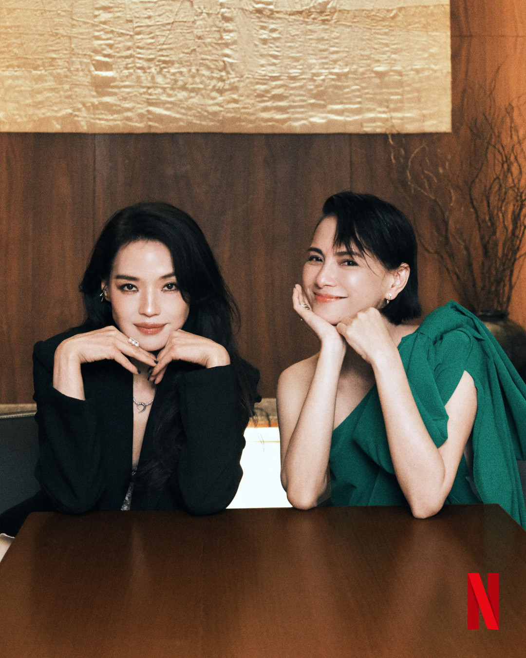 舒淇、李心洁合体现身釜山影展！昨天台剧《回魂计》在釜山影展首映，抢先播映前两集获