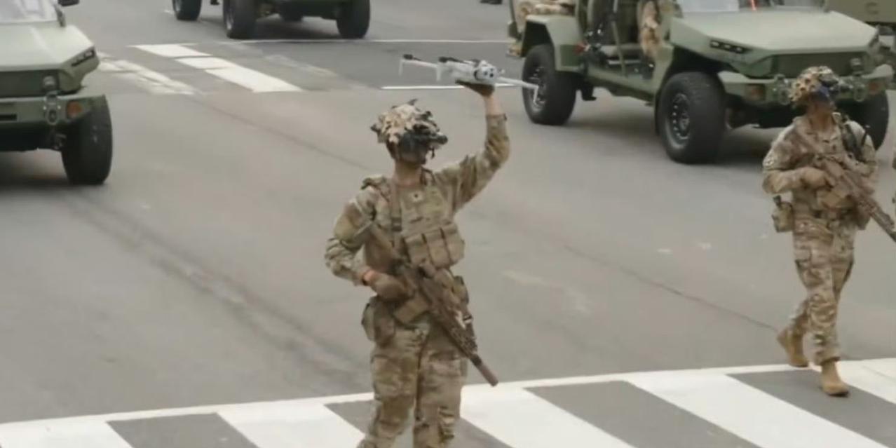 这次美国阅兵真的一股印度味儿。手托无人机，机器狗后面跟着拿遥控的操作手，在上甘