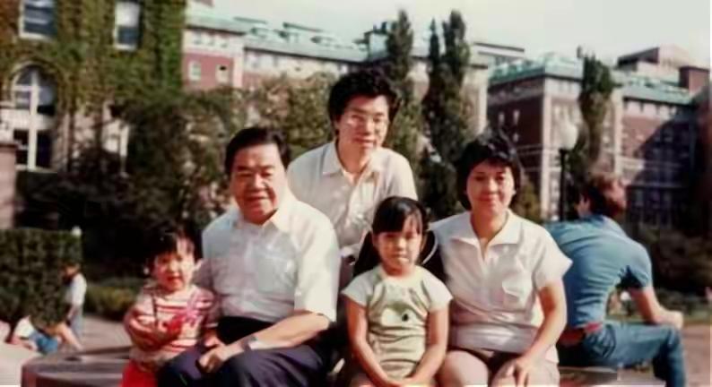 1980年，曹德旺给妻子写信说：“我喜欢上别人了，我们离婚吧！”让他意外的是，妻