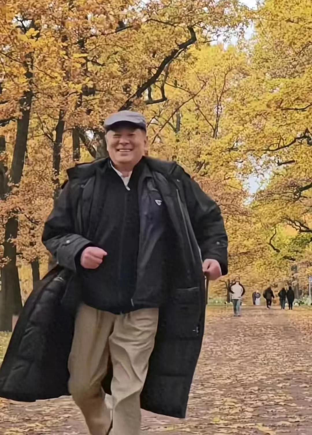 72岁濮存昕近照惊呆网友！枫叶林里跑步模样让人心疼最新视频曝光，他在枫叶林里