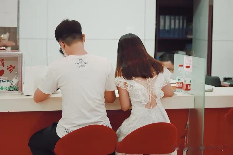 昨天有一个大姑娘去相亲，看到男方长得特别帅气，他第一眼就直接心动了，满心欢喜的想