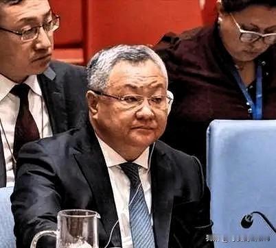 《中日代表安理会激烈交锋，中方阐述台湾问题时，日方代表山崎两度拍桌打断，妄称中方